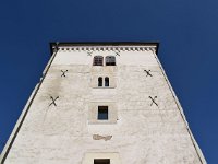 Kula Lotrščak, pogled u nebo  Izgled kule se može vidjeti i na akvarelu iz 1792. godine. Tada kula ima dva kata (gornji kat dva, donji jedan prozor), a na vrhu krova nalazi se i mali tornjić s baroknom lukavicom.